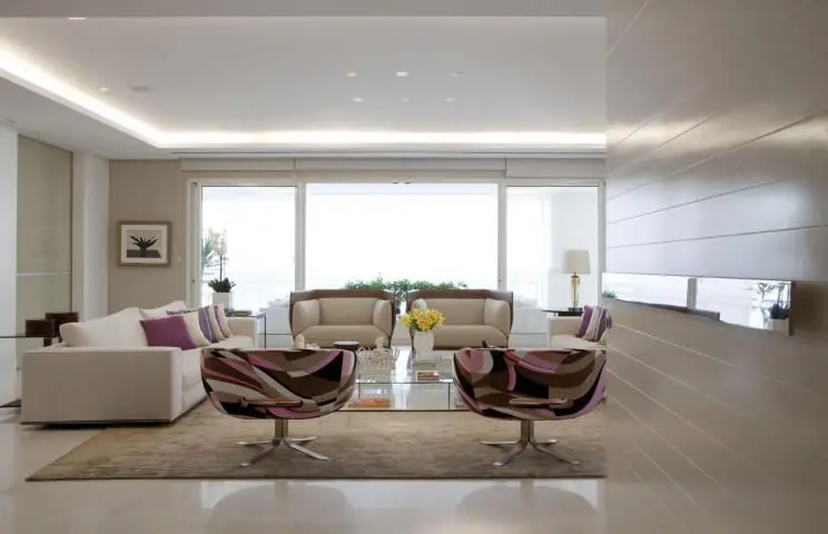 Sala de estar com tons de rosa e cores neutras Projeto de Érica Salguero