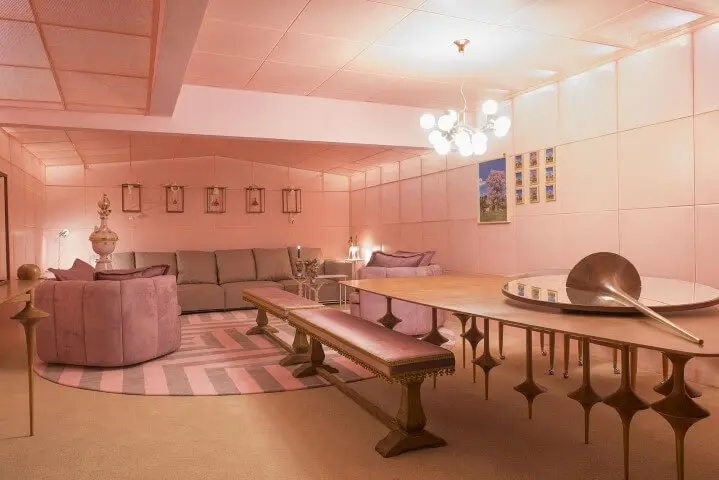 Sala de estar com vários itens em tons de rosa Projeto de Léo Romano