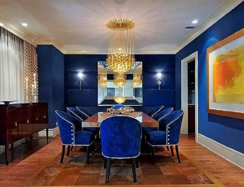 Sala de jantar com poltrona azul royal em decoração bem sofisticada Foto Dining and Stools