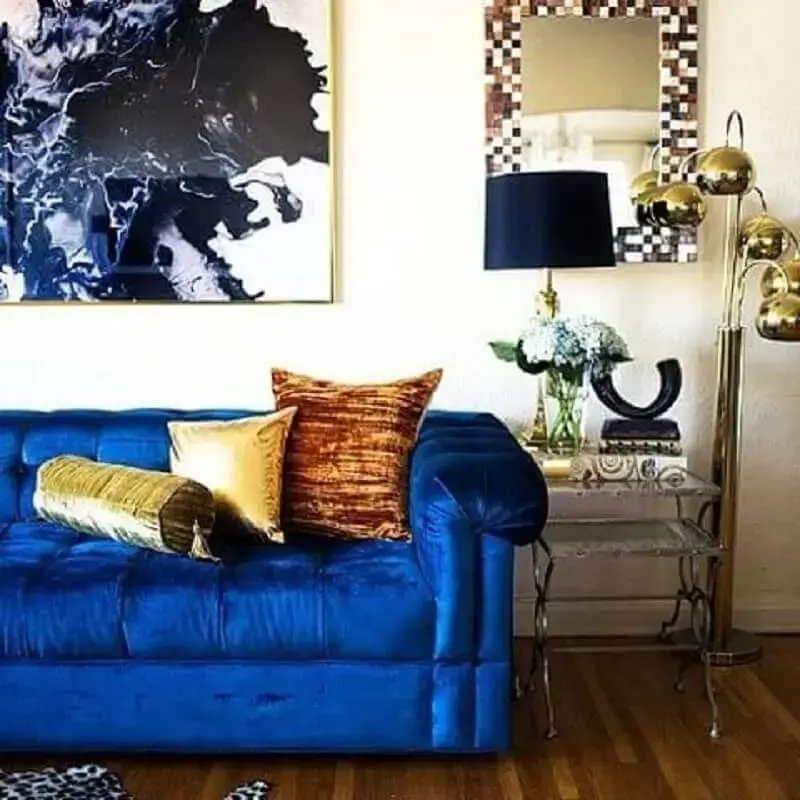 Sofá azul royal com almofadas metálicas Foto Sofa Couch