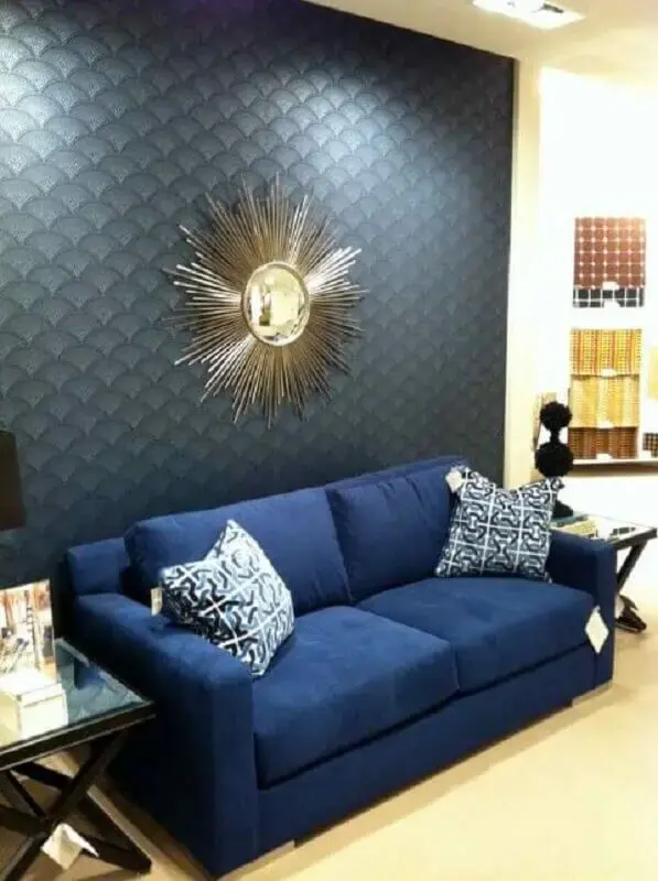 Sofá azul royal em sala com parede escura Foto PTBurnem