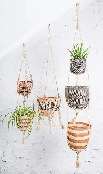 Suportes para plantas simples feitos de macramê Foto de The Basket Room