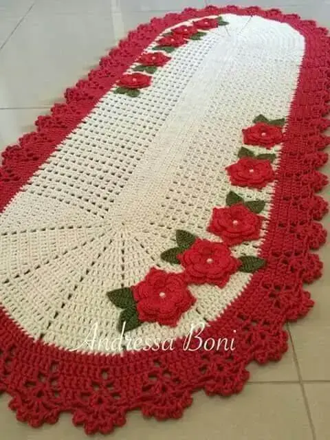 Tapete de crochê para cozinha com borda e flores vermelhas Foto de Andressa Boni