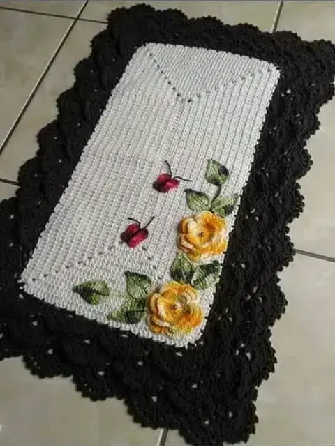 Tapete de crochê para cozinha com borda preta e flores Foto de Marlene Costa