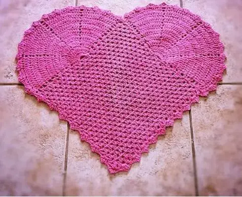 Tapete de crochê para cozinha com desenho de coração