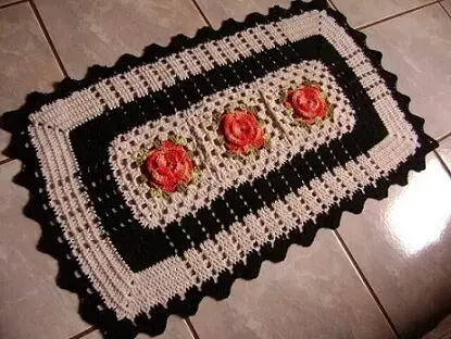 Tapete de crochê para cozinha com flores laranja e borda preta