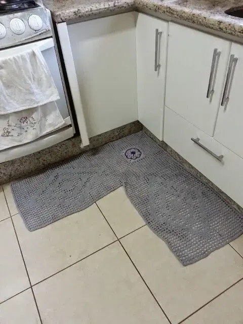 Tapete de crochê para cozinha de canto cinza Foto de Teia de Carinhos