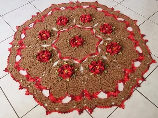 Tapete de crochê para cozinha marrom com flores vermelhas