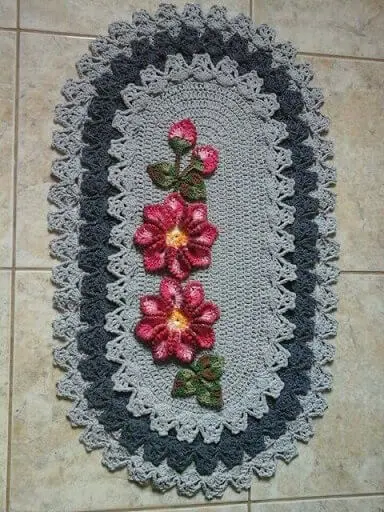 Tapete de crochê para cozinha oval cinza com duas flores