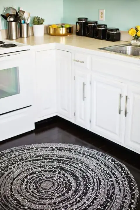 Tapete de crochê para cozinha redondo grande preto e cinza Foto de Home Deco