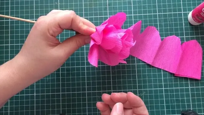 Tutorial de como fazer decoração com papel crepom de flor Foto de YouTube