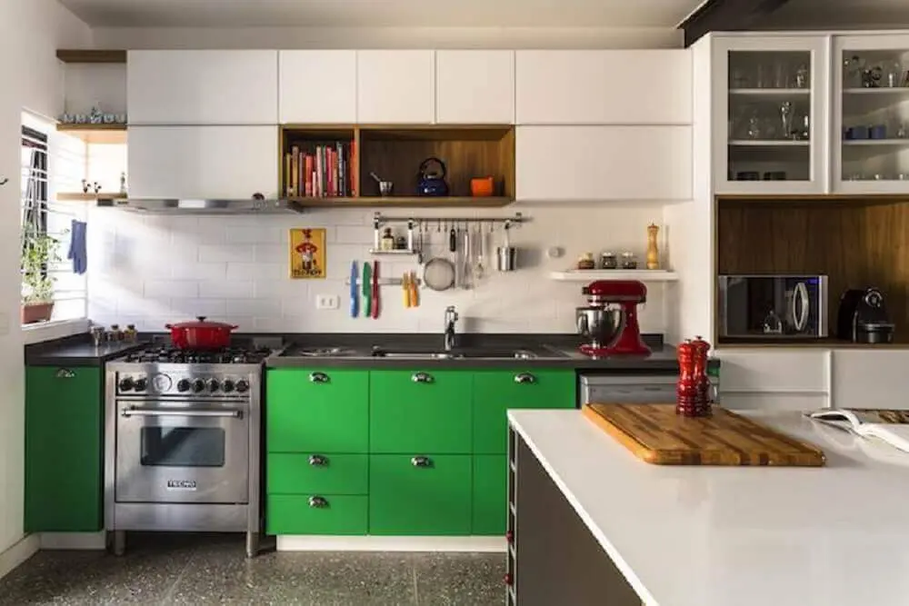 armário de cozinha retrô branco e verde 