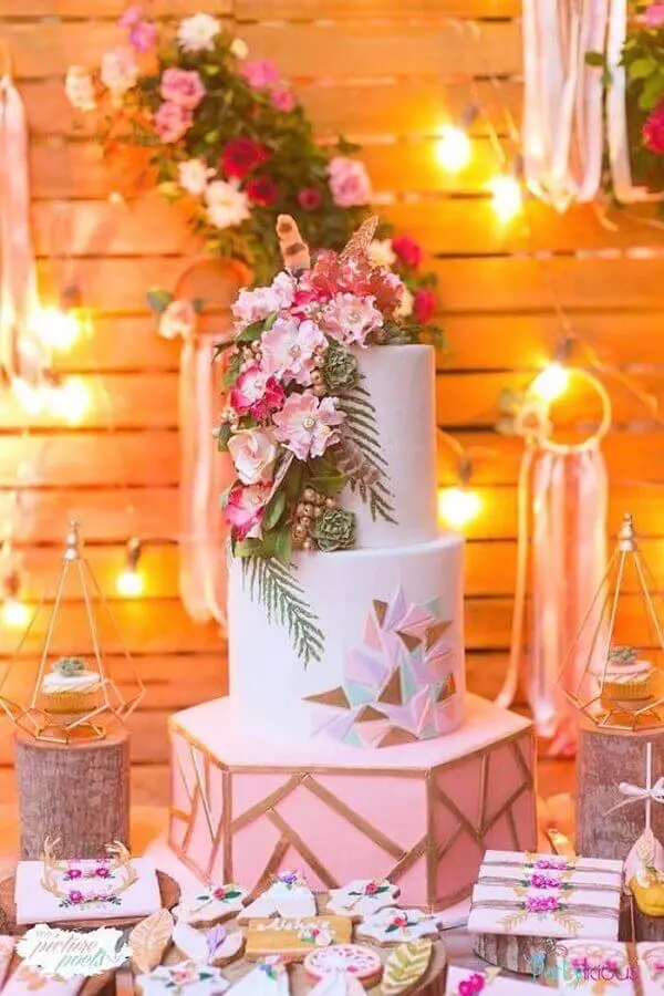 arranjo de flores para decoração de bolo em festa de 15 anos 