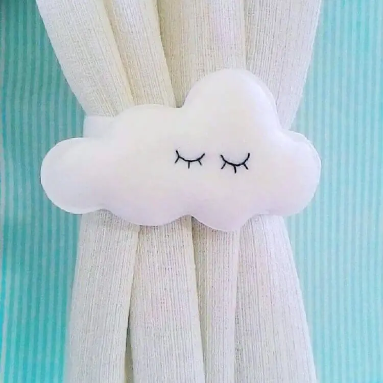artesanato em feltro em formato de nuvem para segurar cortina 