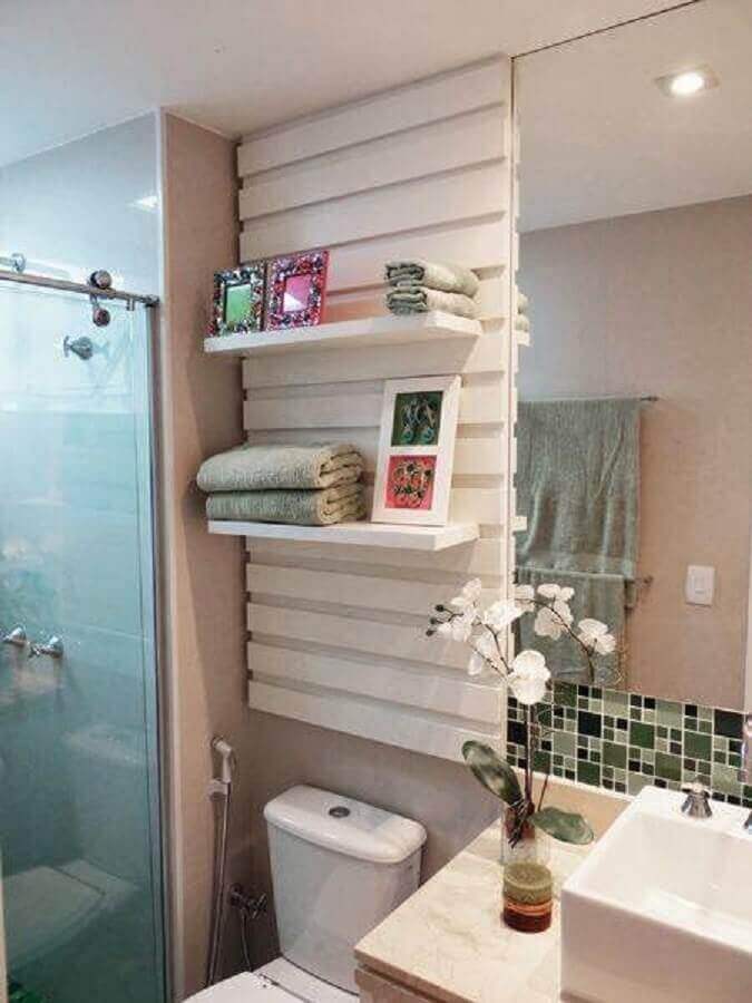 banheiro decorado com painel de pallet pintado de branco 