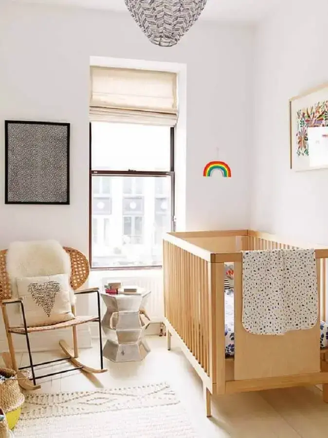 berço de madeira e cadeira de balanço para decoração de quarto de bebê simples Foto Pinterest