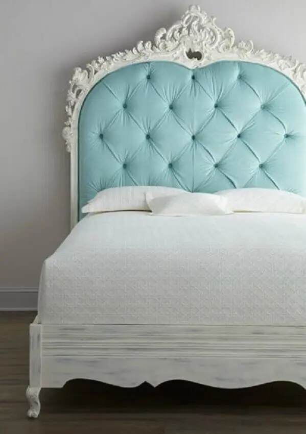 cabeceira de cama capitonê com moldura provençal - Foto Pinterest