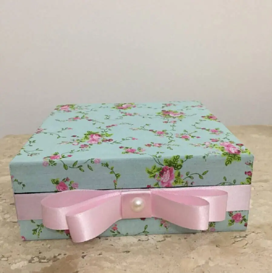 caixa de madeira decorada com tecido e fita de cetim rosa Foto Mimos da Vovó Alice