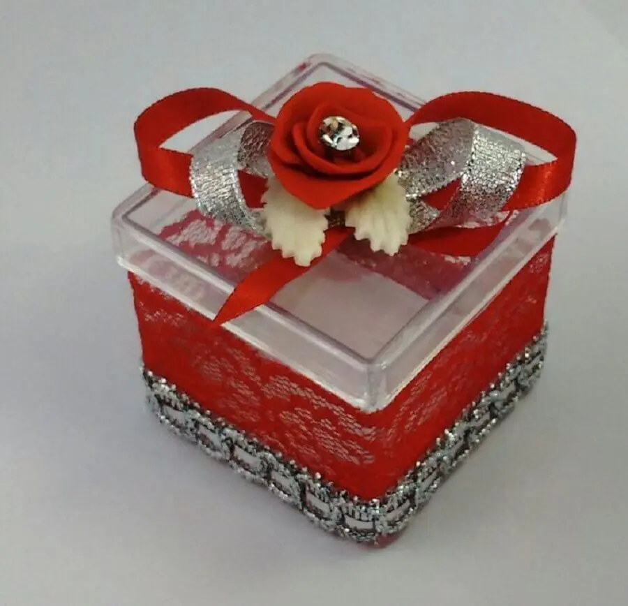 caixinha de acrílico decorada com renda vermelha Foto Pinterest