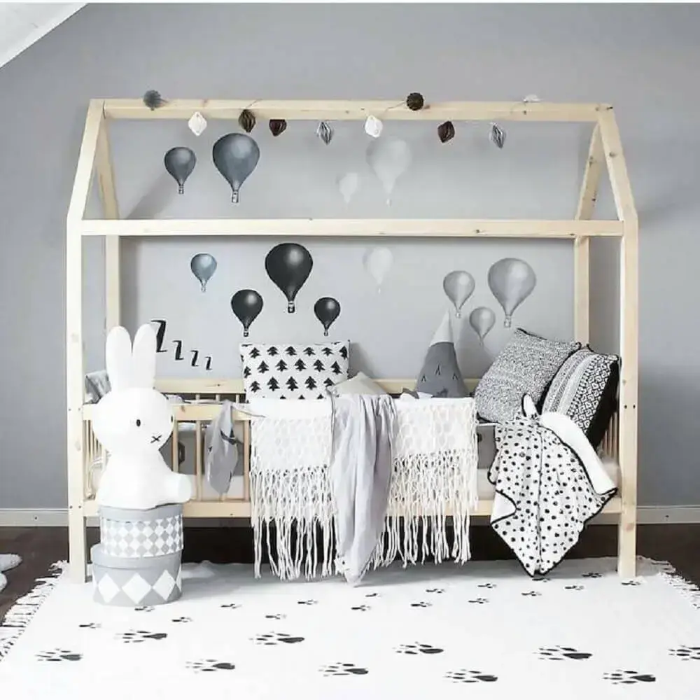 cama montessoriana para quarto de bebê simples decorado com tapete branco e adesivos de balões Foto Mini Verden