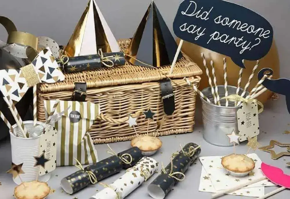 cesta de vime para festa na caixa com decoração em tons de preto cinza e dourado 
