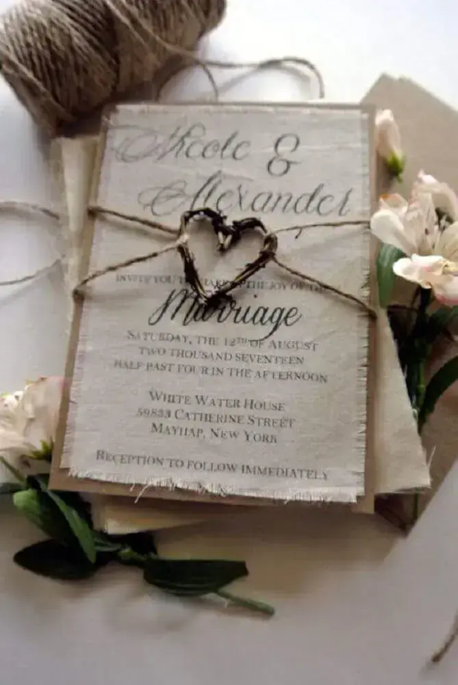 convite de casamento rústico feito em tecido com coração de madeira como detalhe 