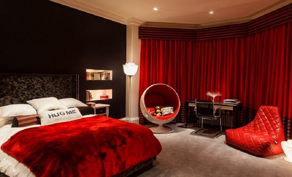 cortina vermelha para quarto com parede preta - Foto Homedit