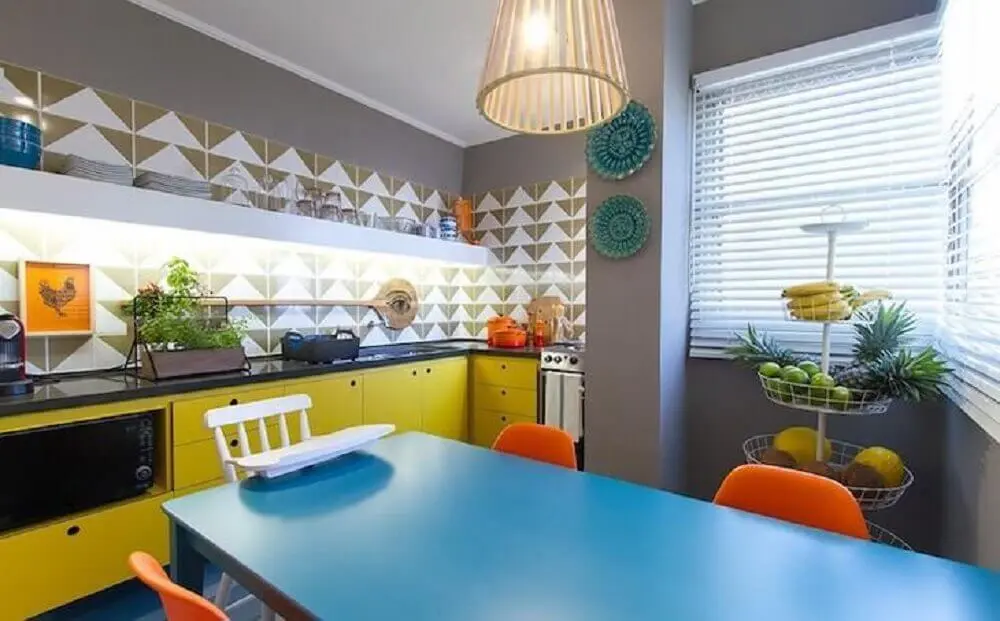 cozinha com azulejo retrô e armários amarelos 
