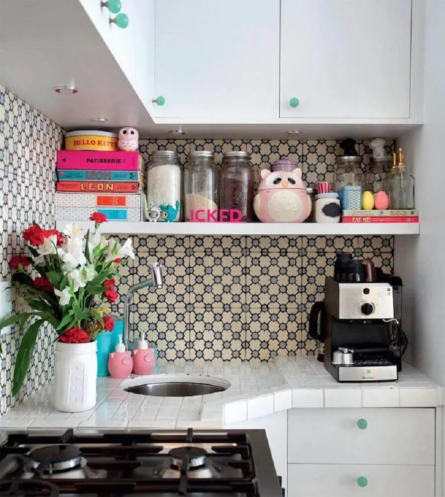 cozinha com azulejo retrô e armários brancos 