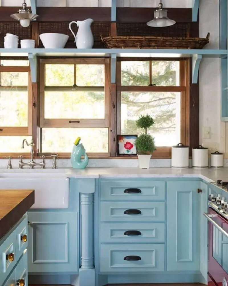 cozinha retrô planejada com armários azuis