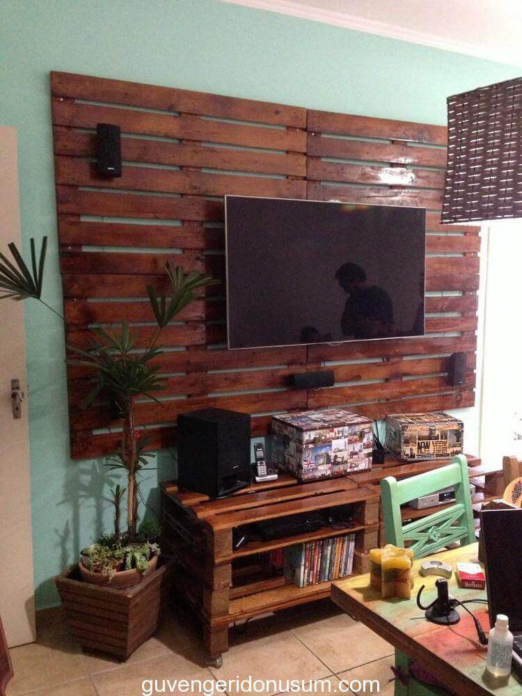 decoração sala de estar com rack e painel de pallet