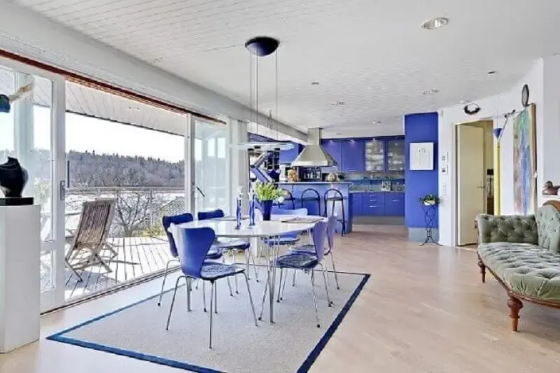 decoração azul royal para sala de jantar com cozinha integrada Foto The Interior Directory