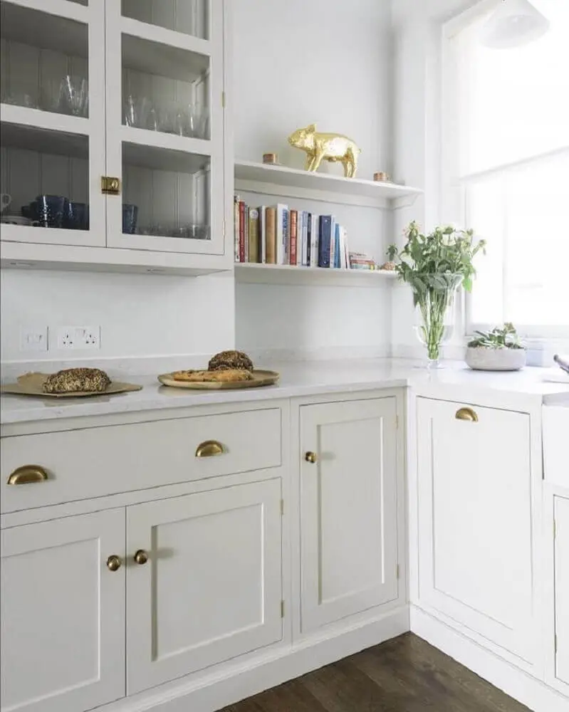 decoração clean com armário de cozinha retrô com detalhes dourados