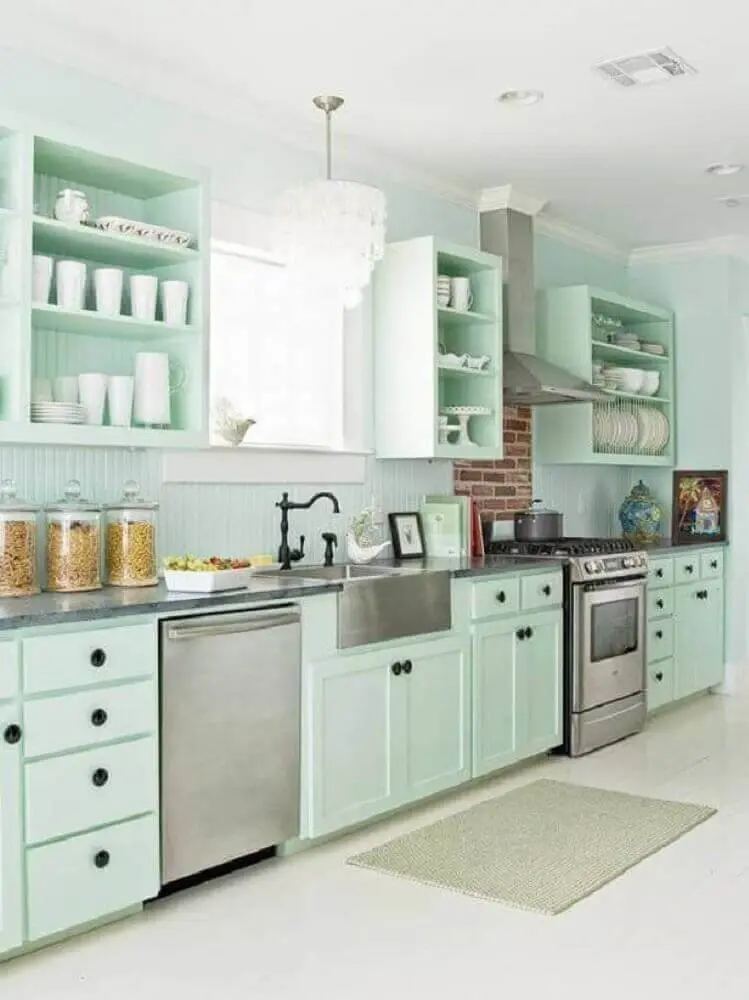 decoração clean para cozinha retrô com armário planejado em verde claro 