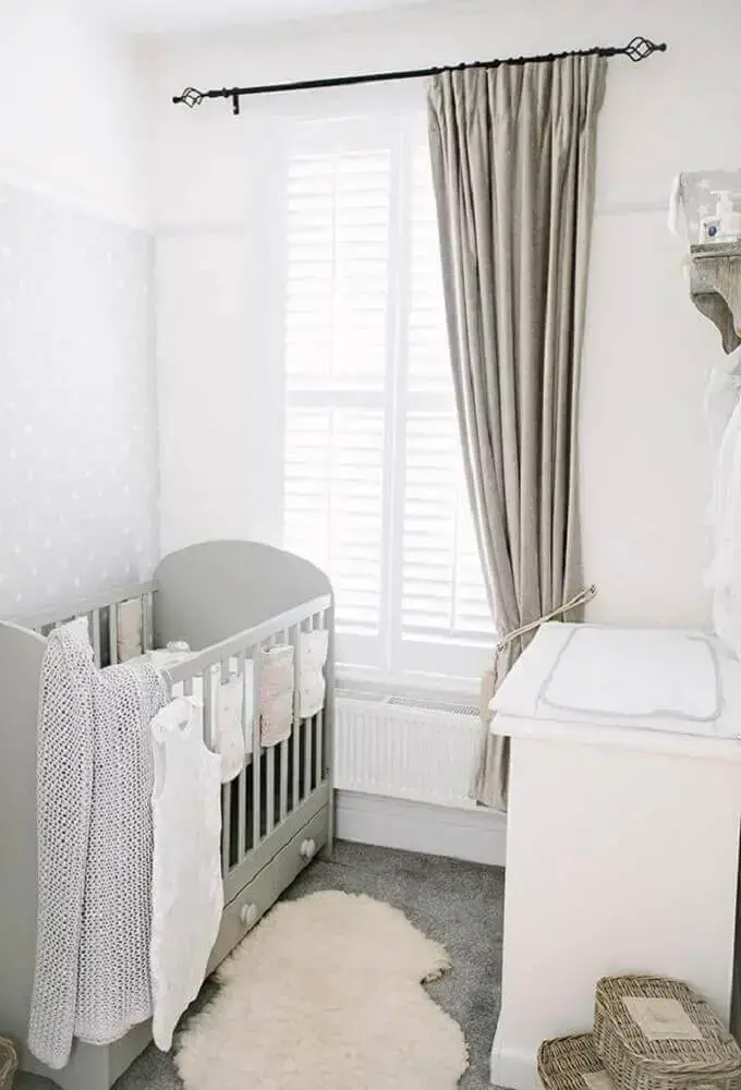 decoração clean para quarto de bebê simples e pequeno com cortina cinza e papel de parede de bolinha Foto Home Decoo