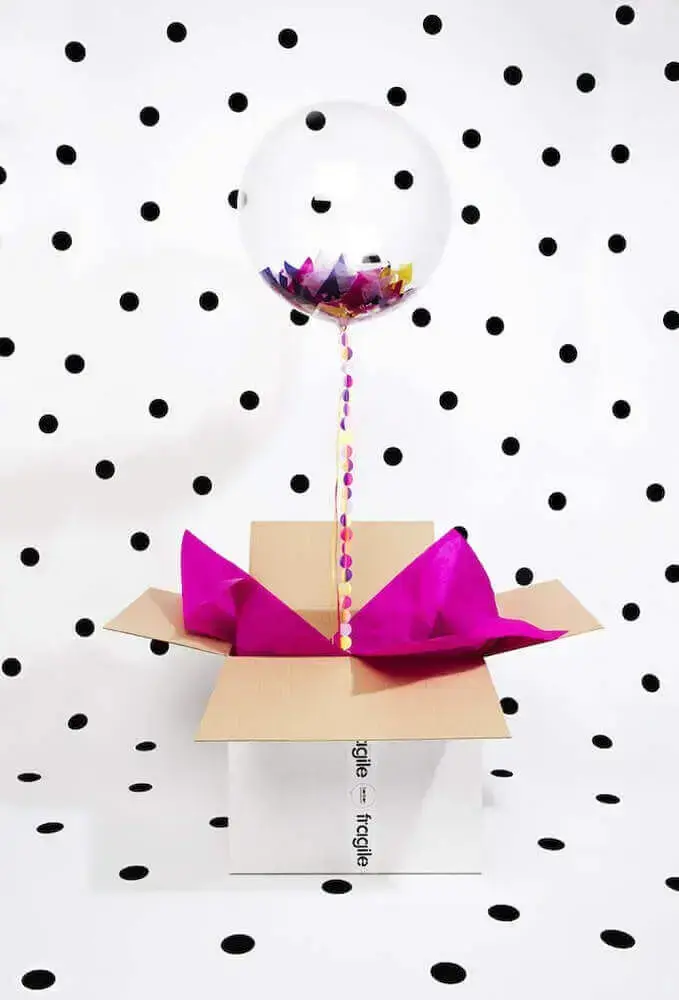 decoração com balão para festa na caixa - Foto Brit + Co