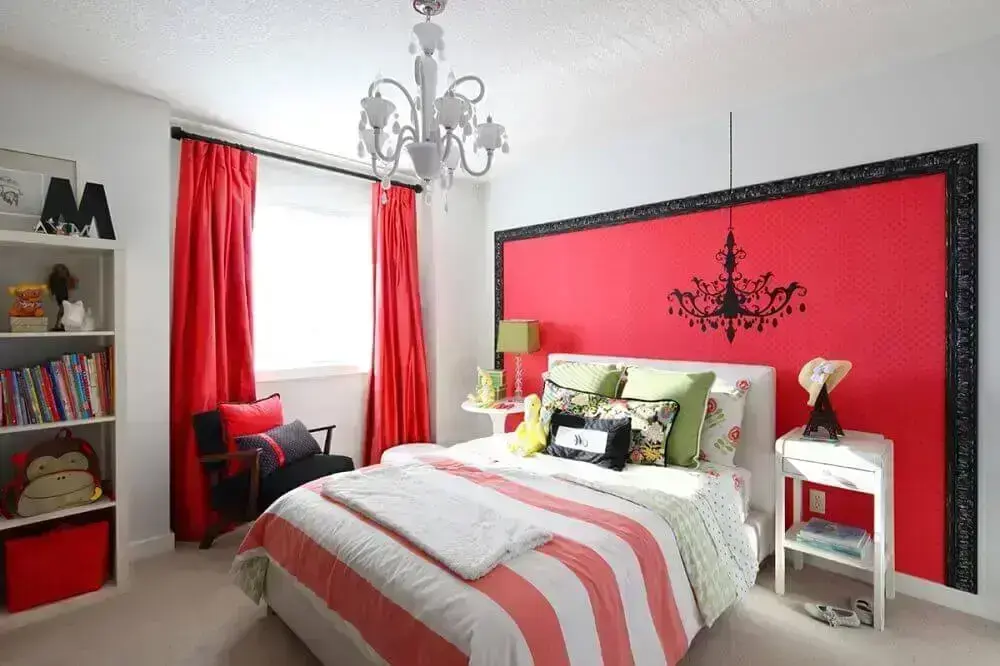 decoração com cortina vermelha para quarto de casal
