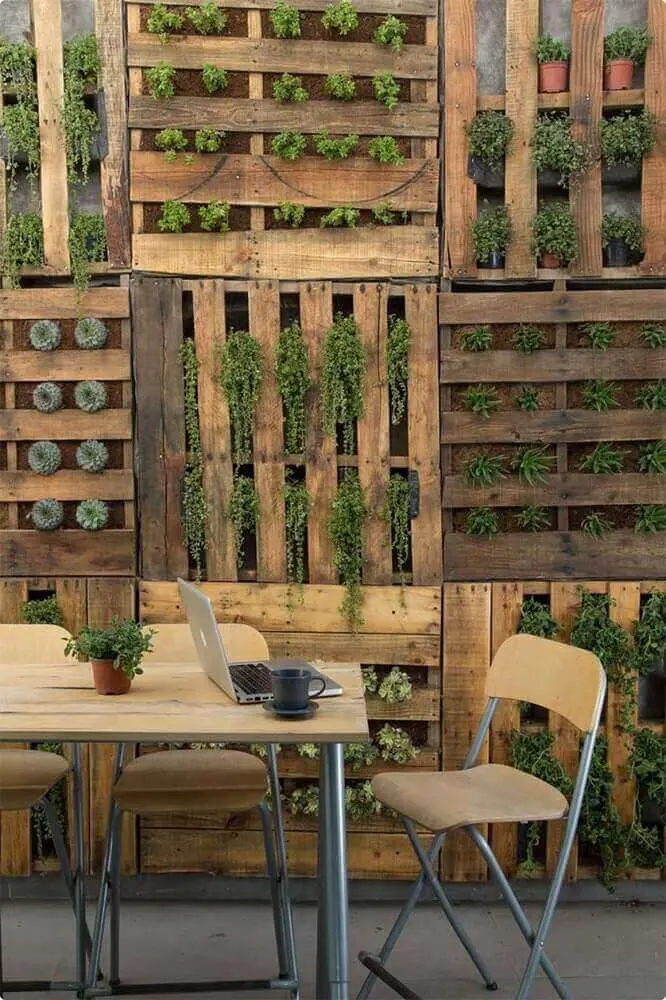 decoração com jardim vertical feito com painel de paletes 