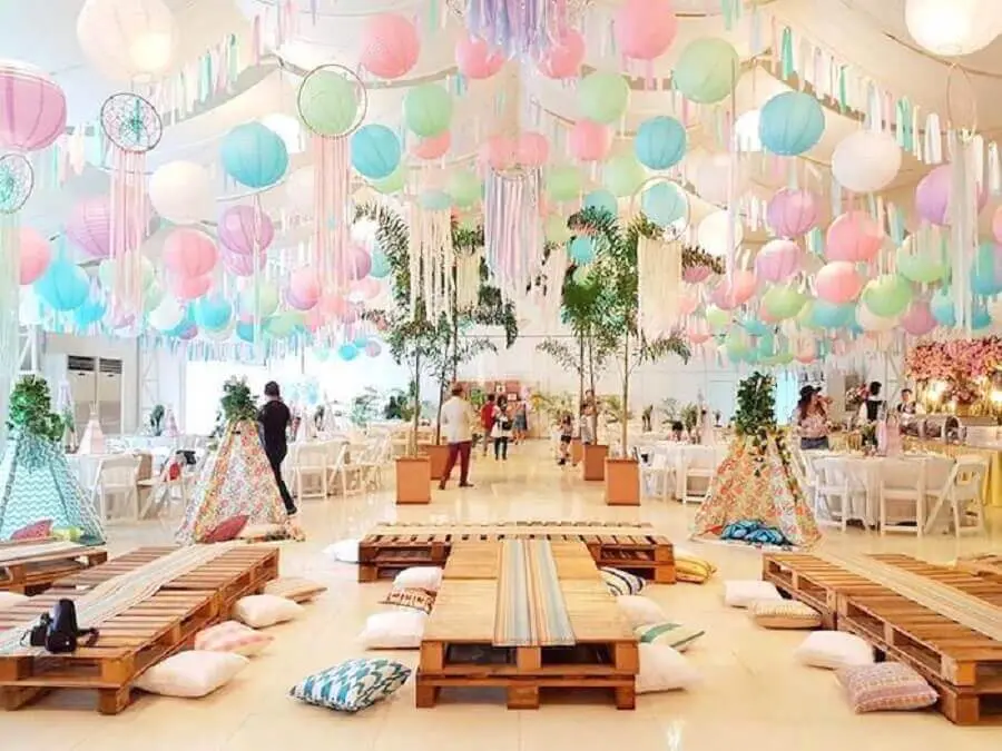 decoração com muitas bolas para festa de 15 anos com tema Coachella