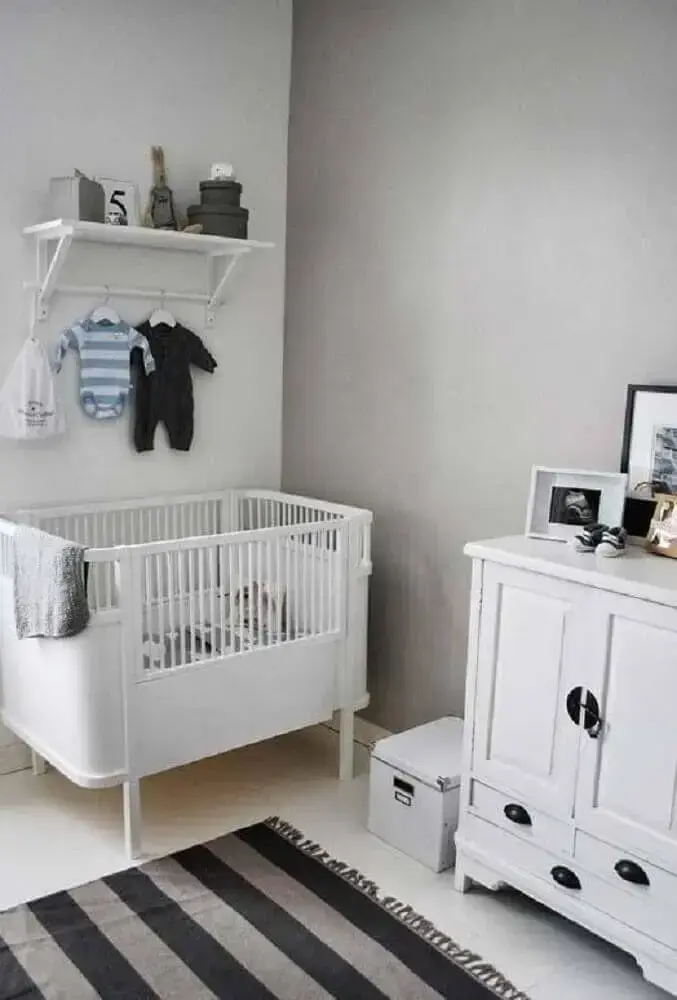 decoração com tapete listrado para quarto de bebê simples e pequeno Foto Home Decoo