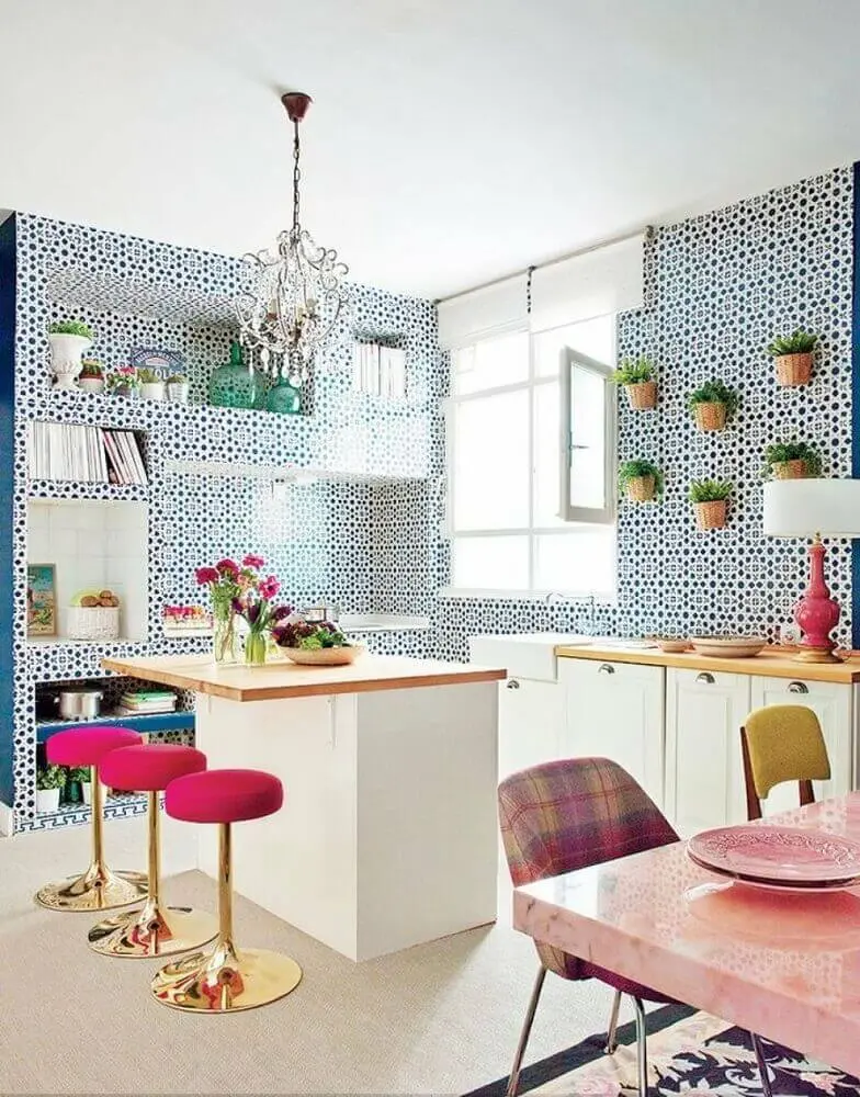 decoração cozinha com azulejo retrô e banquetas douradas com assento rosa 