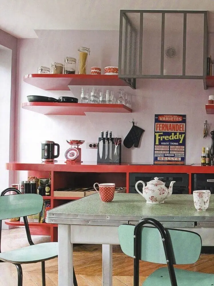 decoração cozinha com prateleiras vermelhas e quadros retrô