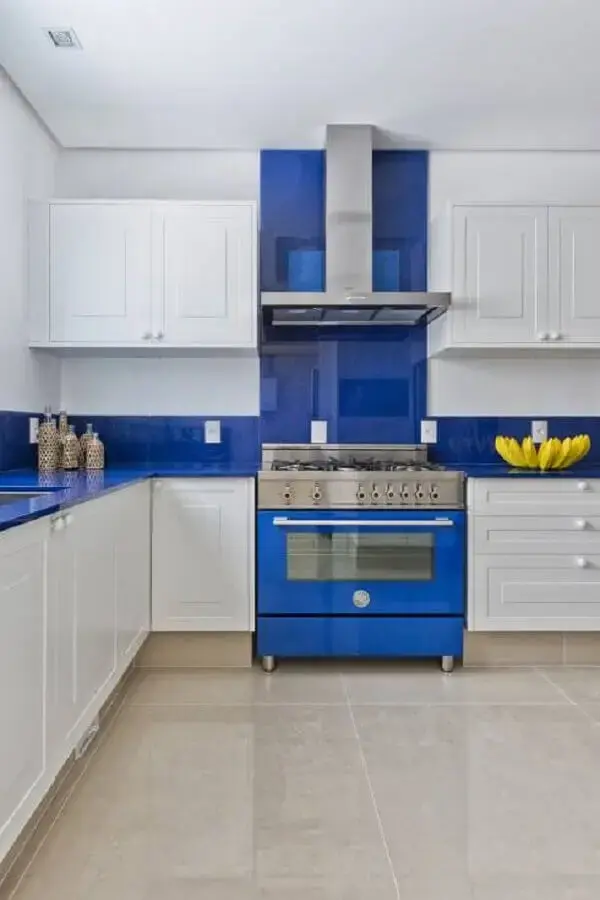decoração cozinha planejada branca e azul royal Foto Samara Barbosa Arquitetura