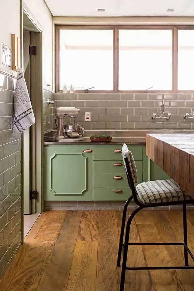 decoração cozinha retrô com armário verde e piso de madeira