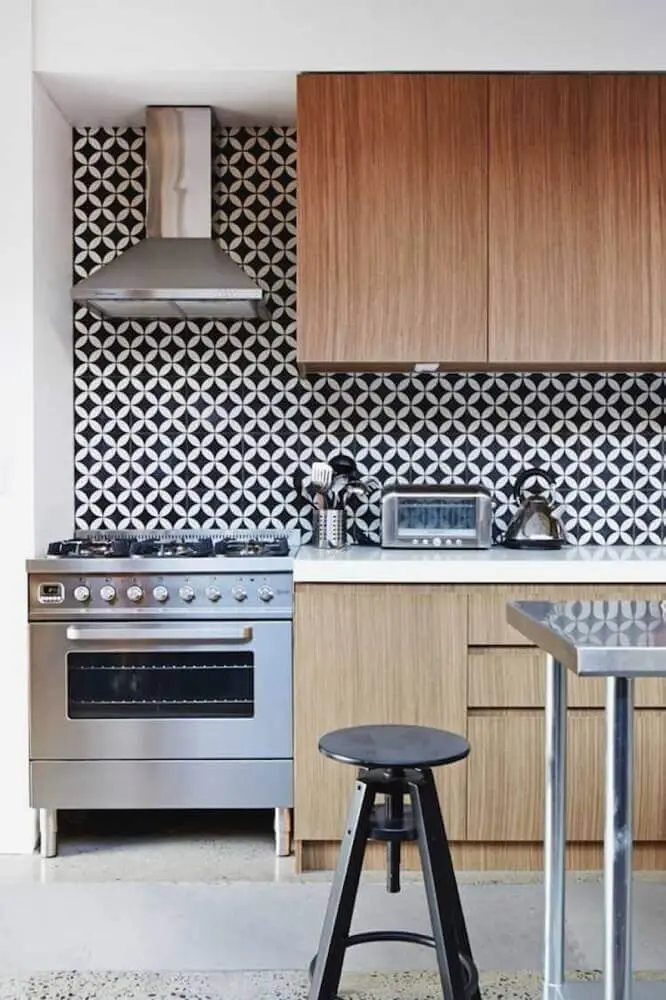 decoração cozinha retrô planejada com azulejos preto e branco