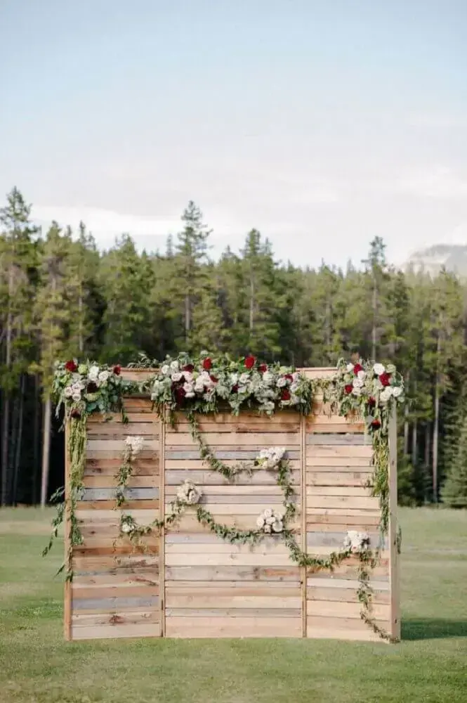 decoração de casamento rústico com painel de pallet para altar decorado com flores