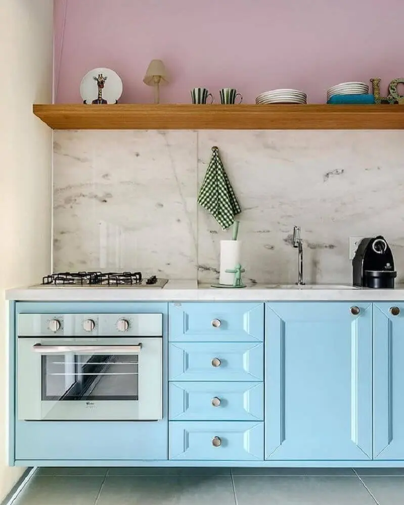 decoração de cozinha retrô com armário azul e mármore na parede 