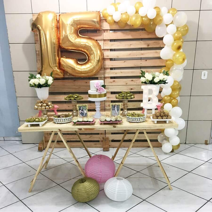 decoração de festa de 15 anos simples com painel de pallets