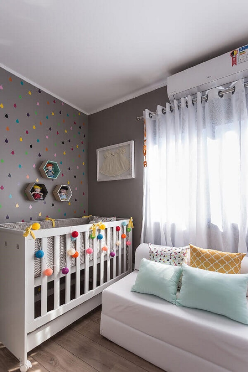 decoração de quarto de bebê cinza com gotinhas coloridas na parede Foto Webcomunica