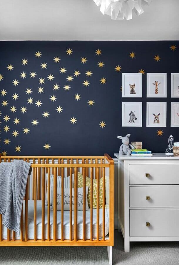 decoração de quarto de bebê com parede azul marinho e estrelinhas douradas Foto Pinterest